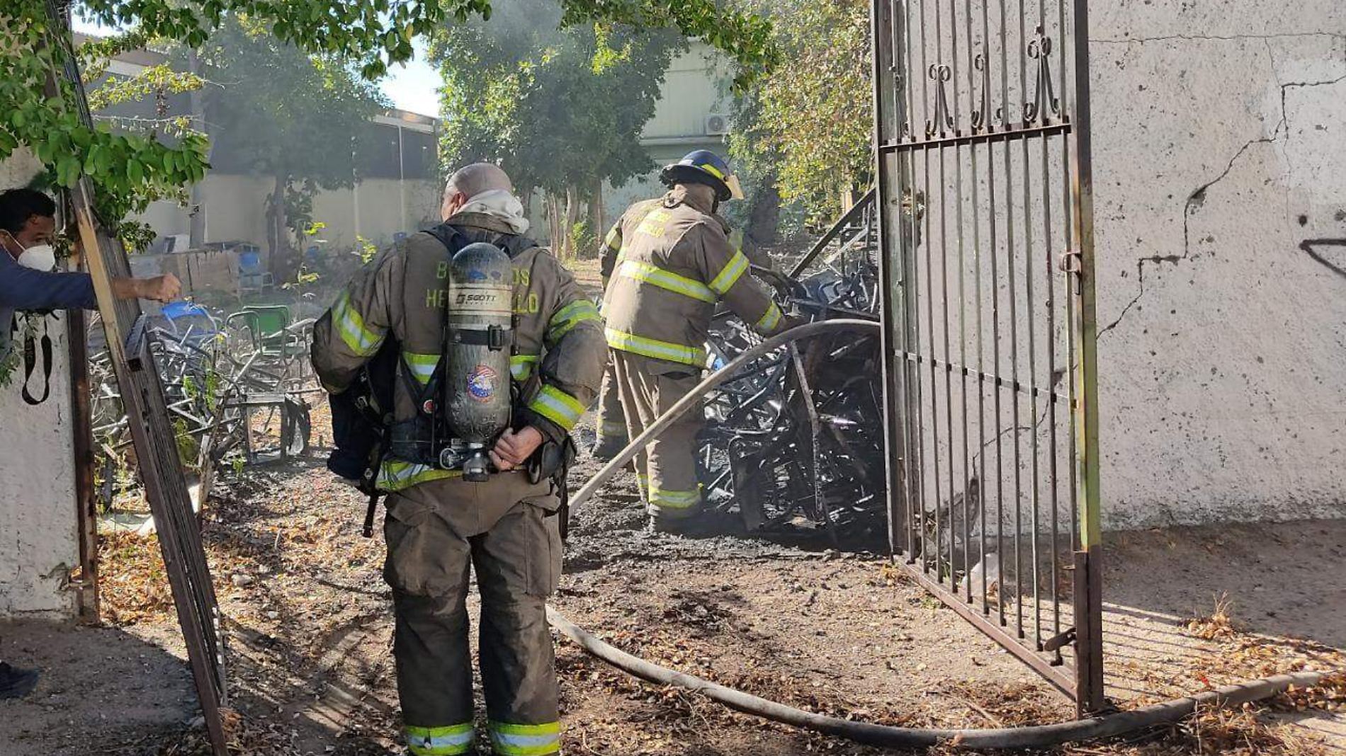 Incendio de mesabancos secundaria #4 Bomberos (1)